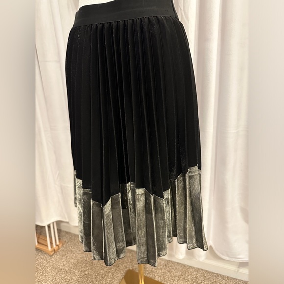 Angie Black and Silver Colorblock Elastic Waist Pleated Midi Skirt Size Large - Picture 5 of 7